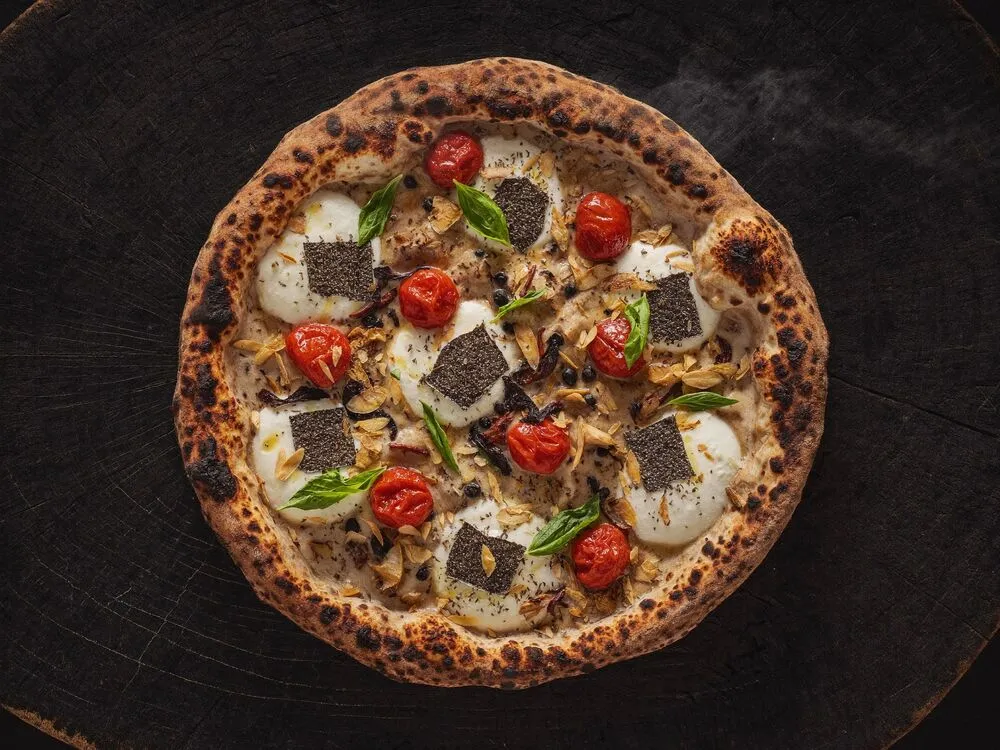 Pizza artisanale à la croûte léopard dorée, Tasty Panino Triolet, nord de Maurice